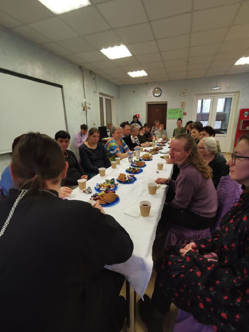 вертикалка, ивантеевка, священник, встреча, беседа,песни под гитару,центр социального обслуживания, родители детей инвалидов,