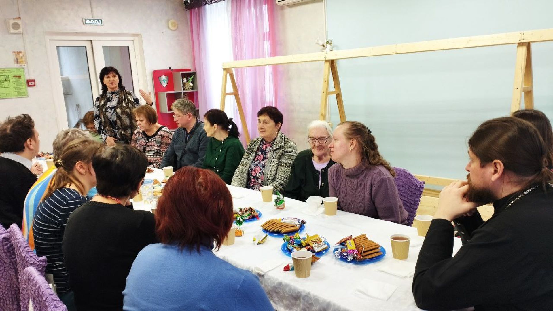 вертикалка, ивантеевка, священник, встреча, беседа,песни под гитару,центр социального обслуживания, родители детей инвалидов,