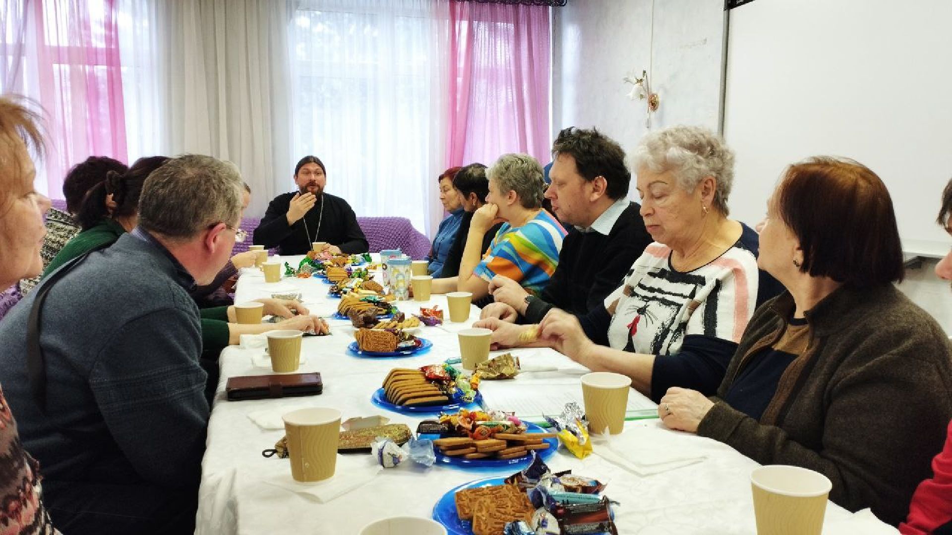 вертикалка, ивантеевка, священник, встреча, беседа,песни под гитару,центр социального обслуживания, родители детей инвалидов,