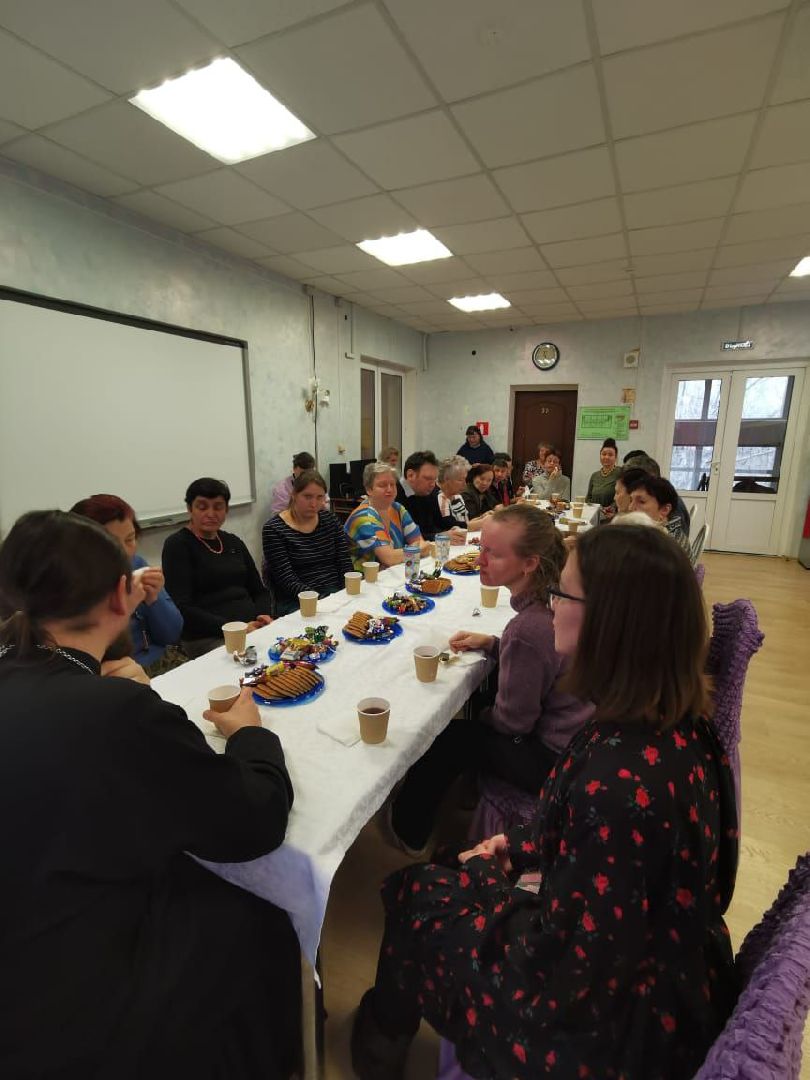 вертикалка, ивантеевка, священник, встреча, беседа,песни под гитару,центр социального обслуживания, родители детей инвалидов,