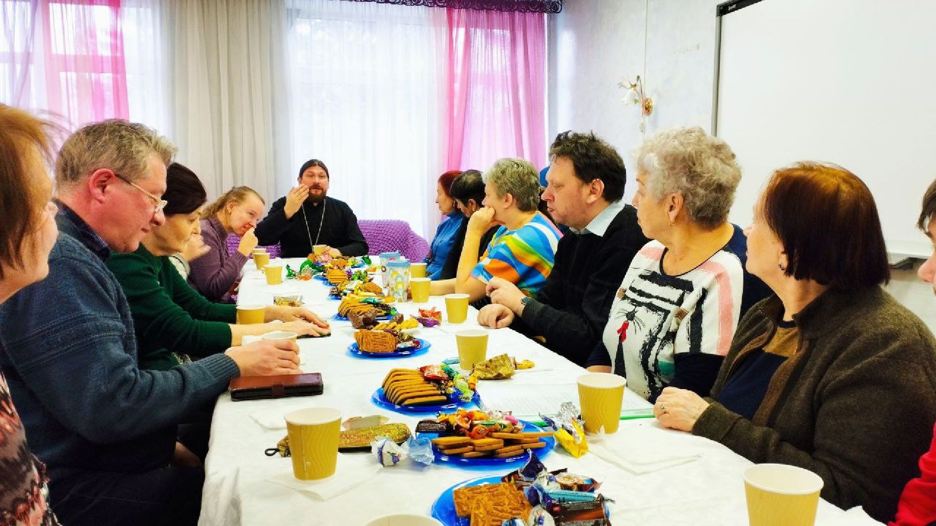 вертикалка, ивантеевка, священник, встреча, беседа,песни под гитару,центр социального обслуживания, родители детей инвалидов,