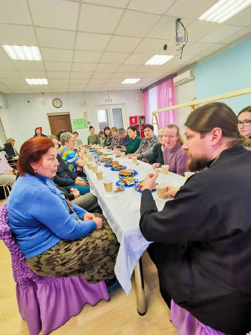 вертикалка, ивантеевка, священник, встреча, беседа,песни под гитару,центр социального обслуживания, родители детей инвалидов,