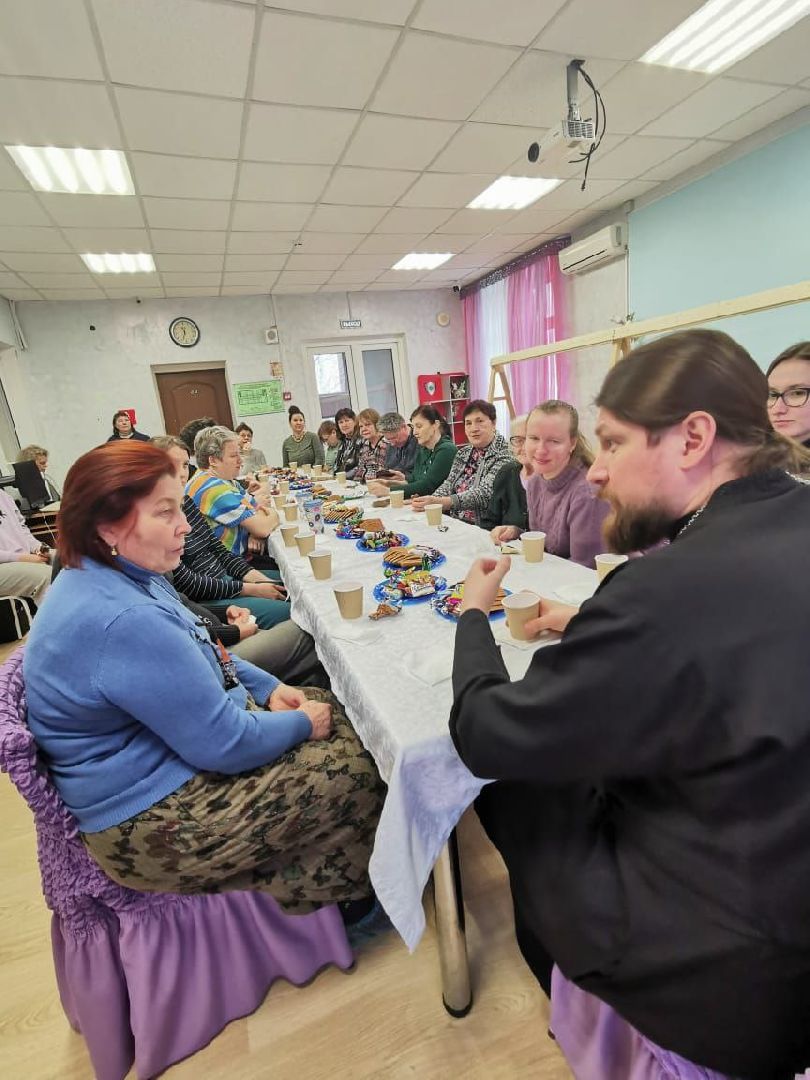 вертикалка, ивантеевка, священник, встреча, беседа,песни под гитару,центр социального обслуживания, родители детей инвалидов,