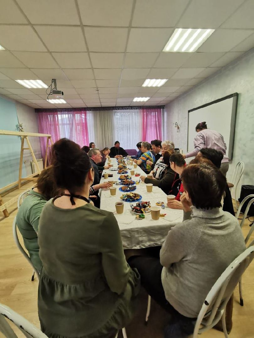 вертикалка, ивантеевка, священник, встреча, беседа,песни под гитару,центр социального обслуживания, родители детей инвалидов,