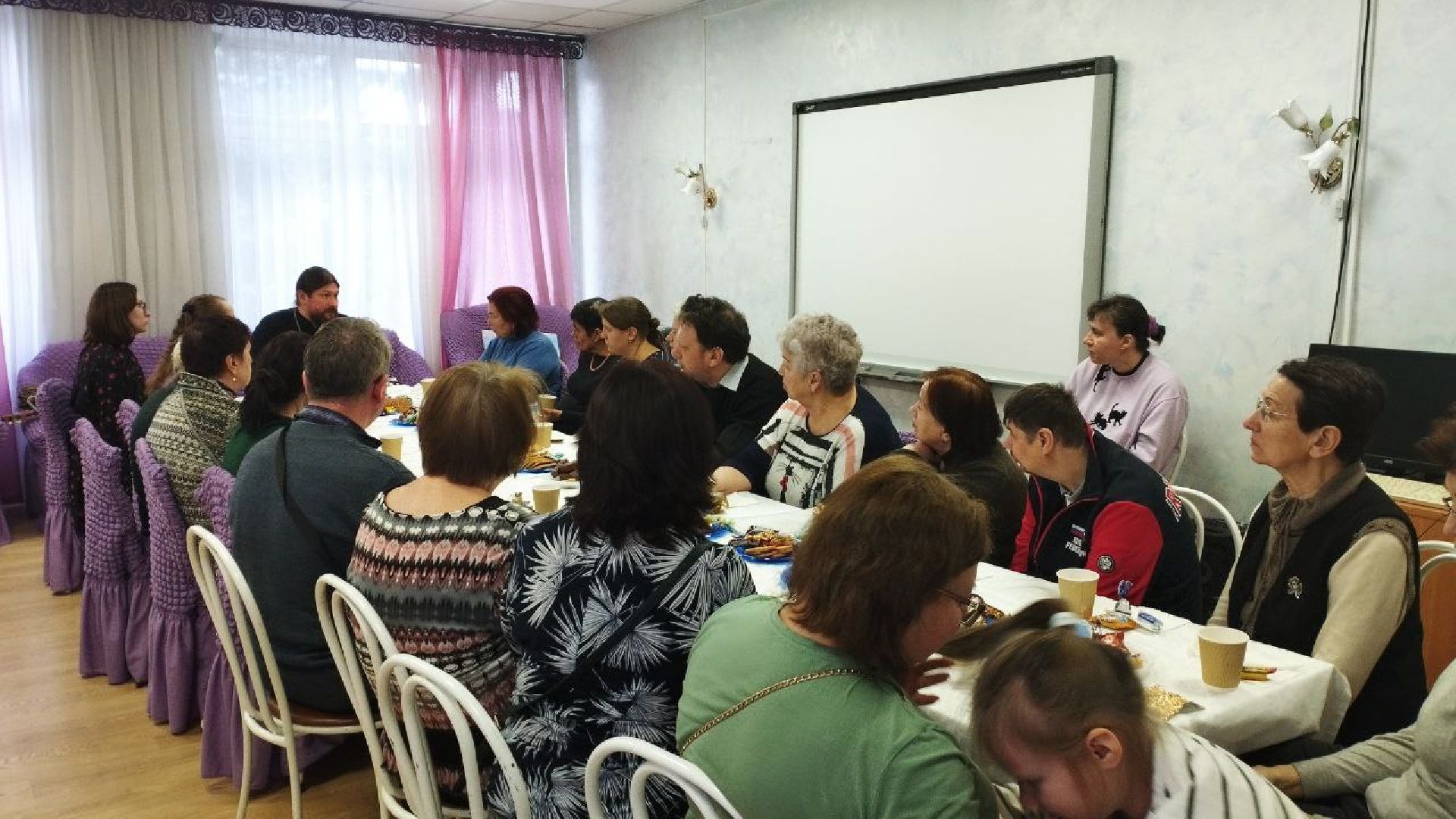 вертикалка, ивантеевка, священник, встреча, беседа,песни под гитару,центр социального обслуживания, родители детей инвалидов,