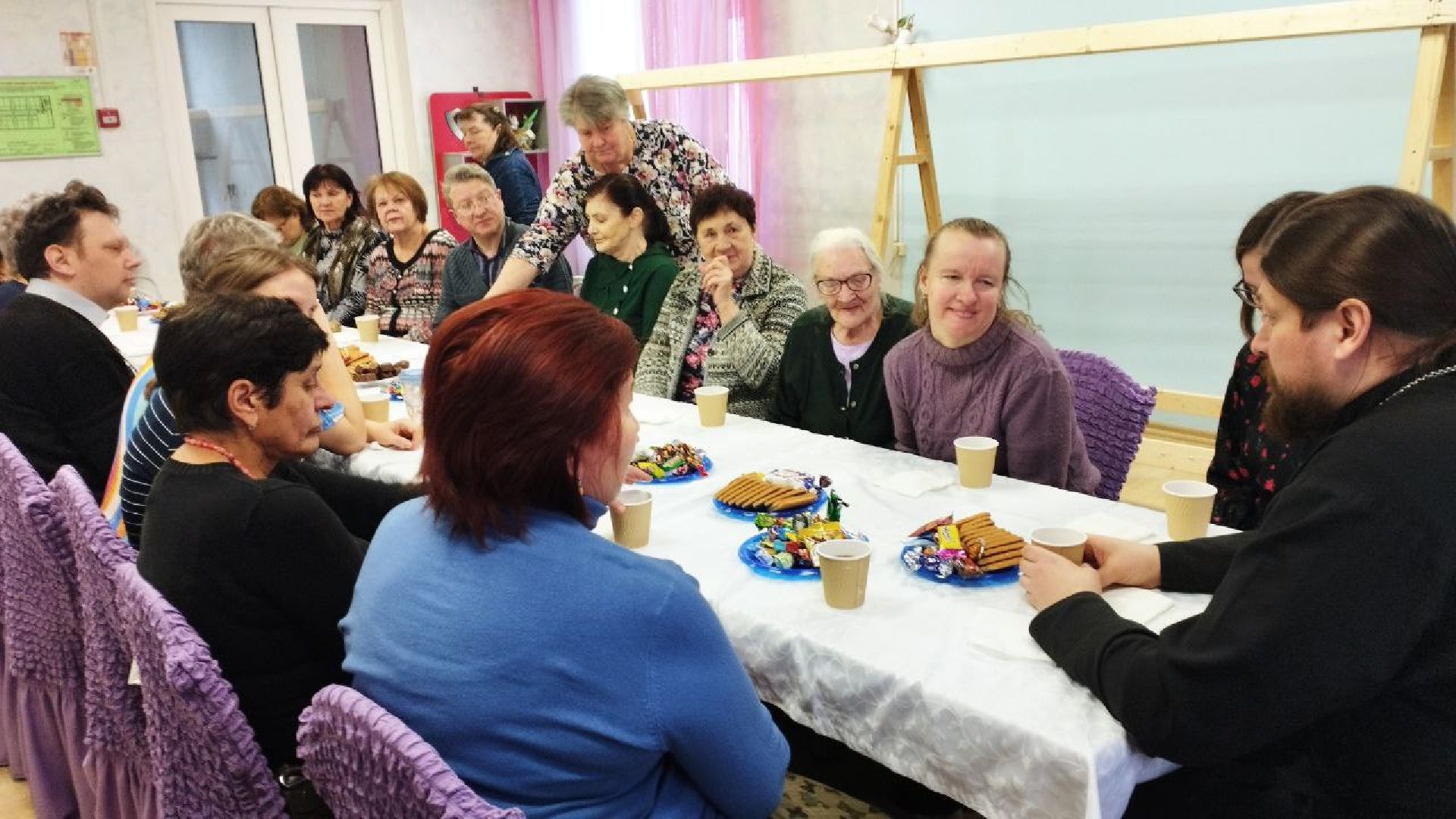 вертикалка, ивантеевка, священник, встреча, беседа,песни под гитару,центр социального обслуживания, родители детей инвалидов,