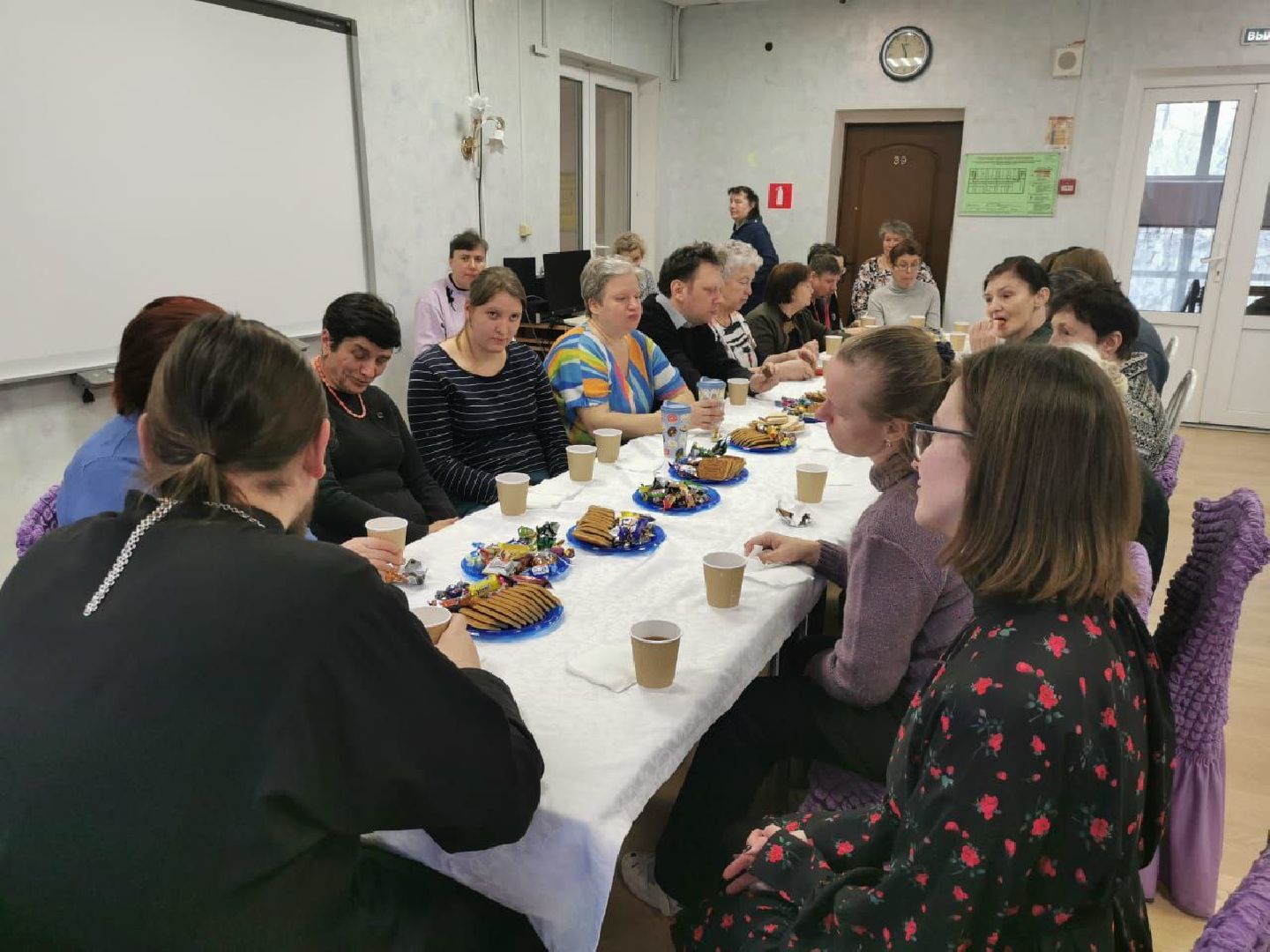 вертикалка, ивантеевка, священник, встреча, беседа,песни под гитару,центр социального обслуживания, родители детей инвалидов,