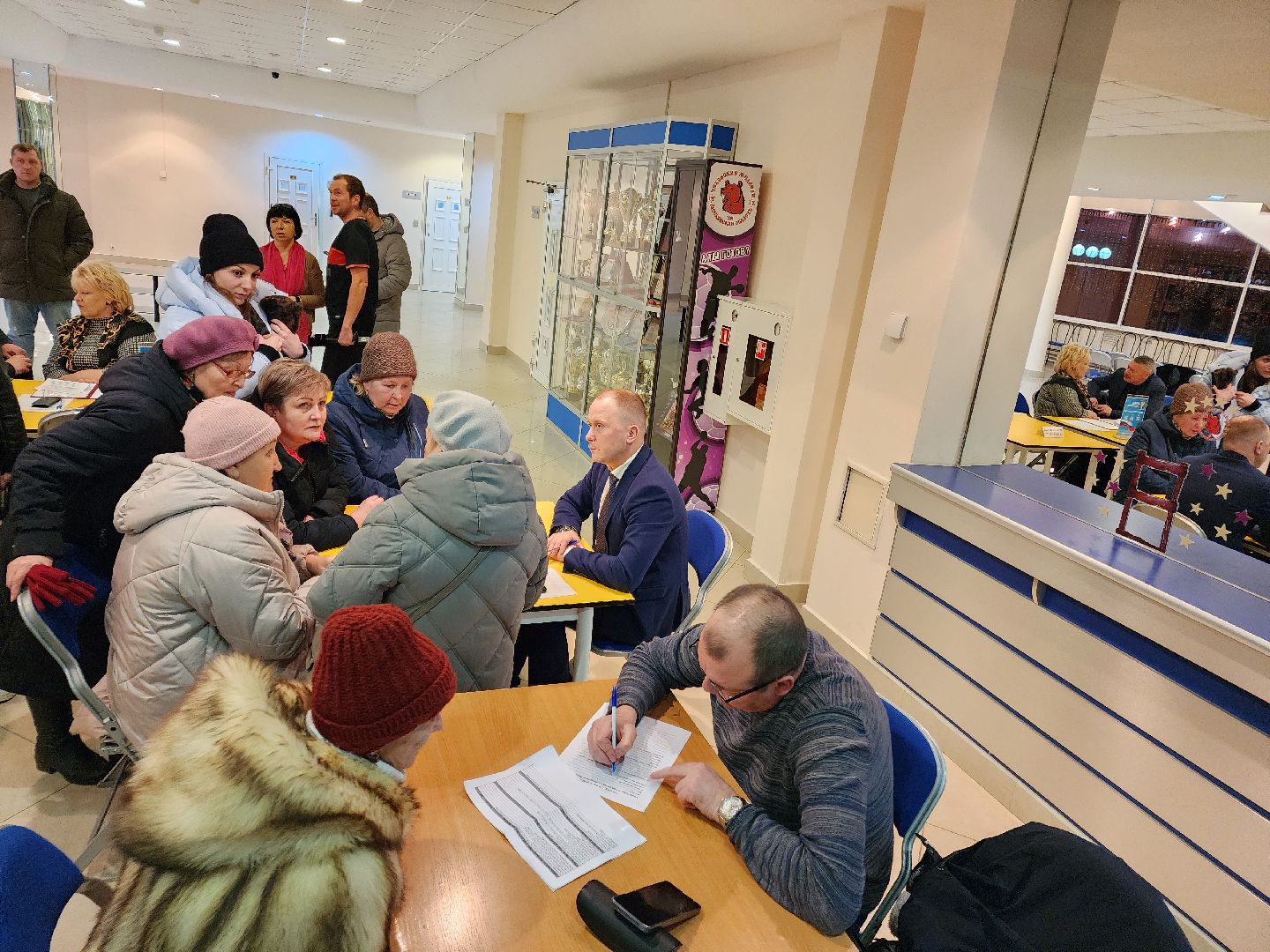 Чехов, дворец спорта олимпийский, выездная администрация, встреча с жителями, обращения граждан, Вокзальная площадь 2, опилить деревья, удалить аварийные деревья, сухостойные деревья, содержание придомовой территории,