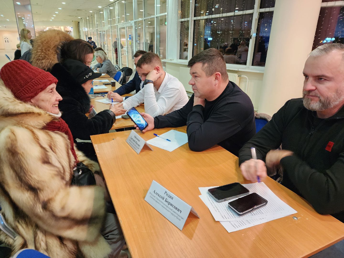 Чехов, дворец спорта олимпийский, выездная администрация, встреча с жителями, обращения граждан, Вокзальная площадь 2, опилить деревья, удалить аварийные деревья, сухостойные деревья, содержание придомовой территории,