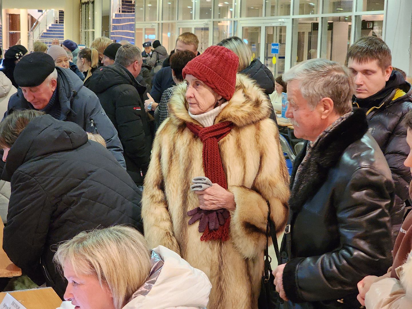 Чехов, дворец спорта олимпийский, выездная администрация, встреча с жителями, обращения граждан, Вокзальная площадь 2, опилить деревья, удалить аварийные деревья, сухостойные деревья, содержание придомовой территории,