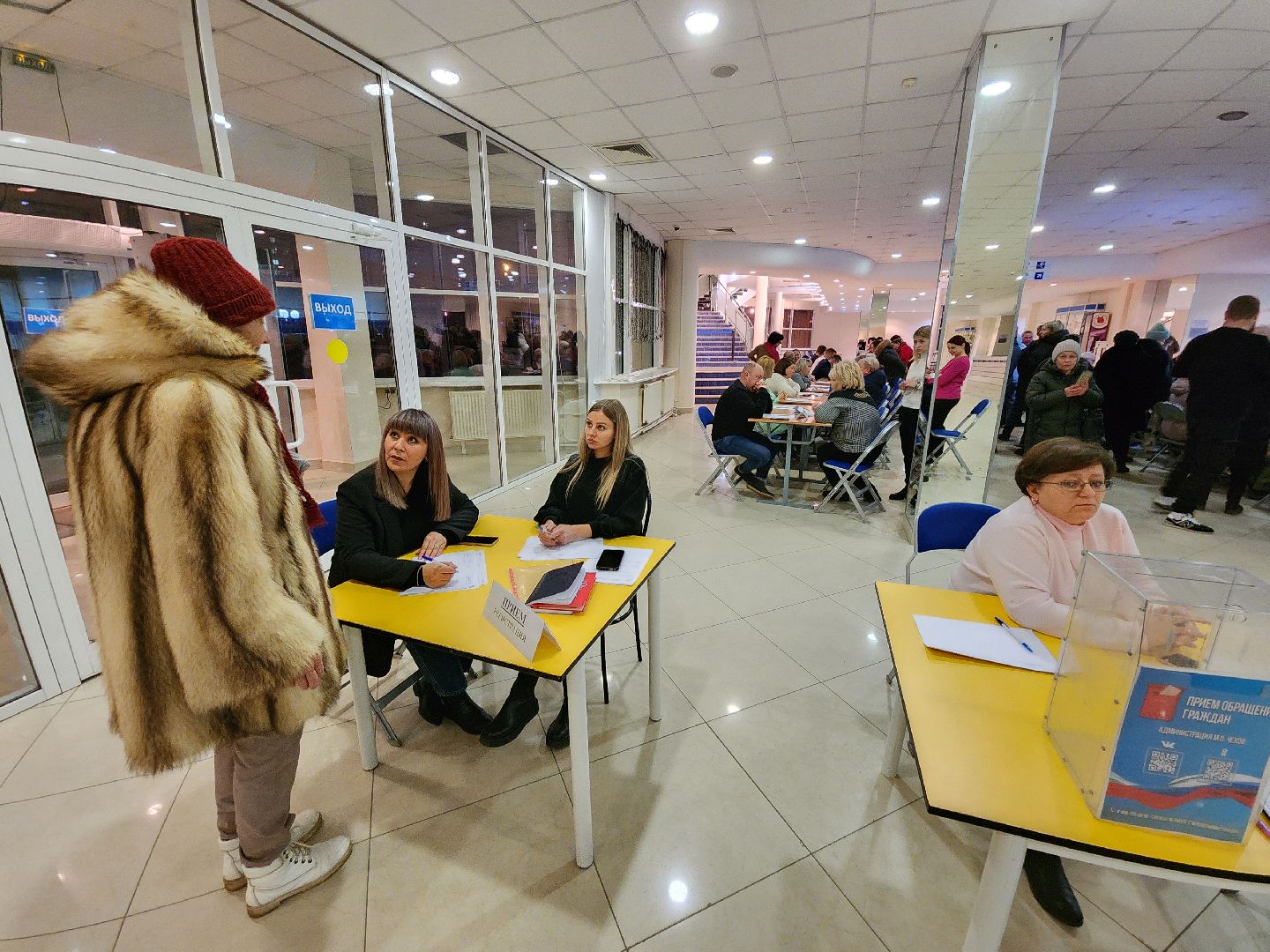 Чехов, дворец спорта олимпийский, выездная администрация, встреча с жителями, обращения граждан, Вокзальная площадь 2, опилить деревья, удалить аварийные деревья, сухостойные деревья, содержание придомовой территории,