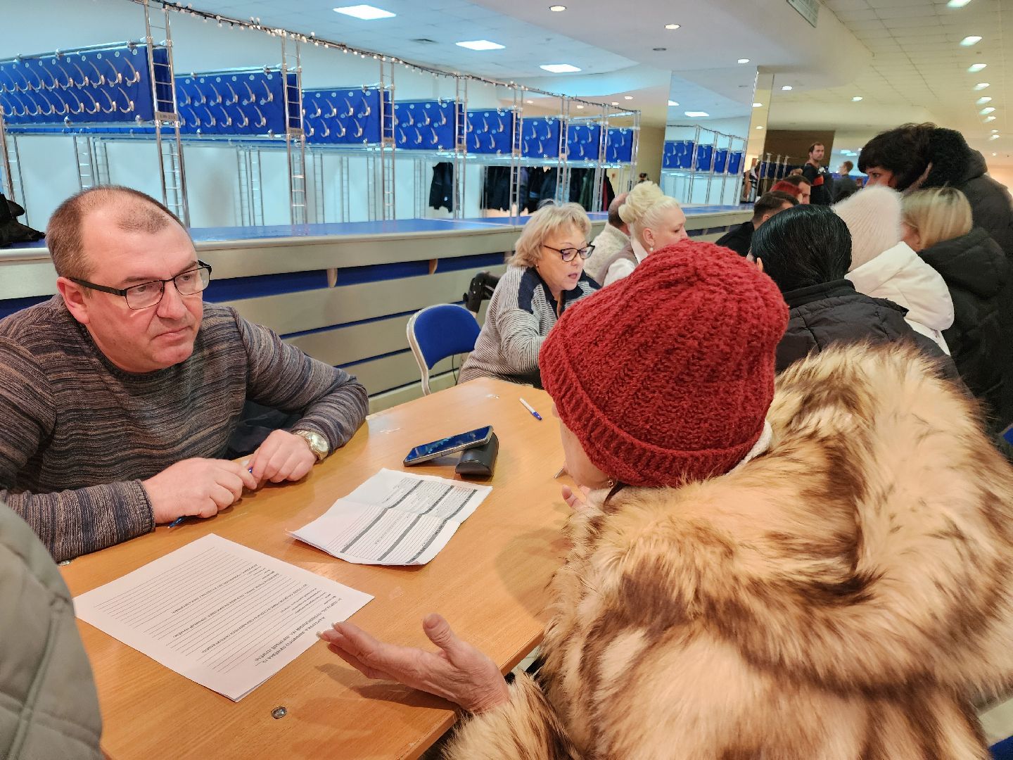 Чехов, дворец спорта олимпийский, выездная администрация, встреча с жителями, обращения граждан, Вокзальная площадь 2, опилить деревья, удалить аварийные деревья, сухостойные деревья, содержание придомовой территории,