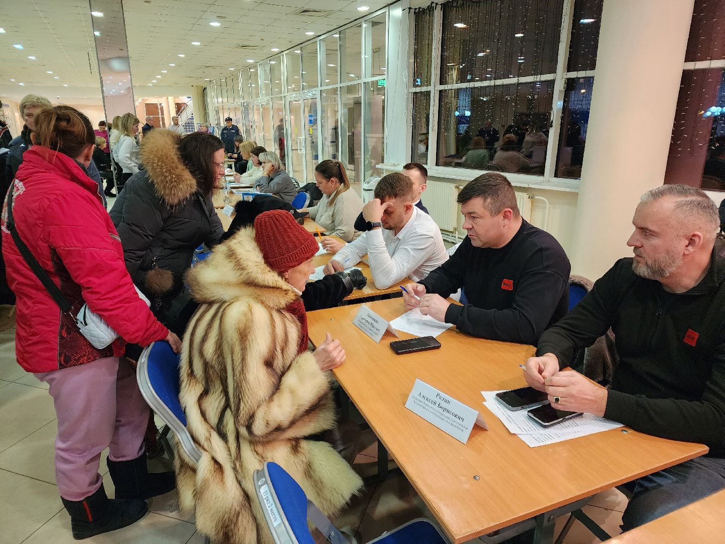 Чехов, дворец спорта олимпийский, выездная администрация, встреча с жителями, обращения граждан, Вокзальная площадь 2, опилить деревья, удалить аварийные деревья, сухостойные деревья, содержание придомовой территории,