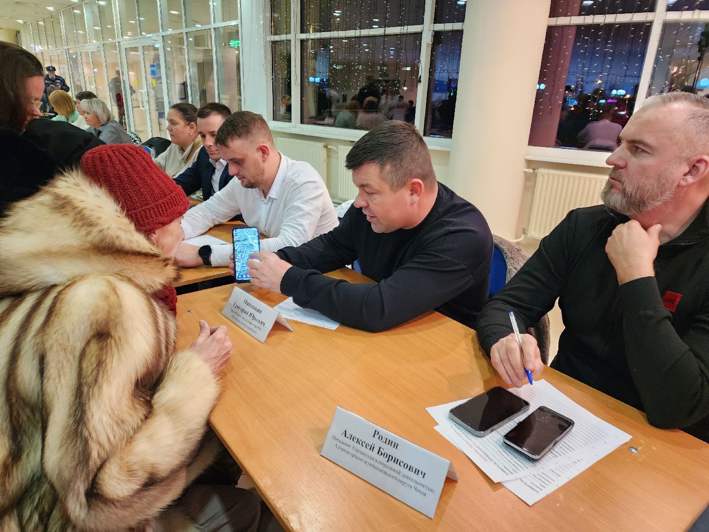 Чехов, дворец спорта олимпийский, выездная администрация, встреча с жителями, обращения граждан, Вокзальная площадь 2, опилить деревья, удалить аварийные деревья, сухостойные деревья, содержание придомовой территории,