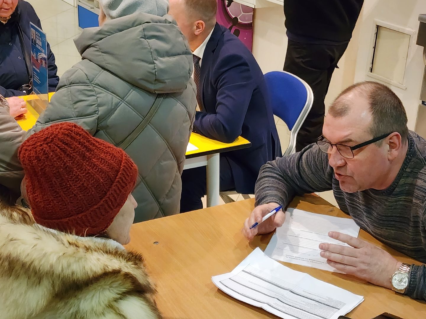 Чехов, дворец спорта олимпийский, выездная администрация, встреча с жителями, обращения граждан, Вокзальная площадь 2, опилить деревья, удалить аварийные деревья, сухостойные деревья, содержание придомовой территории,