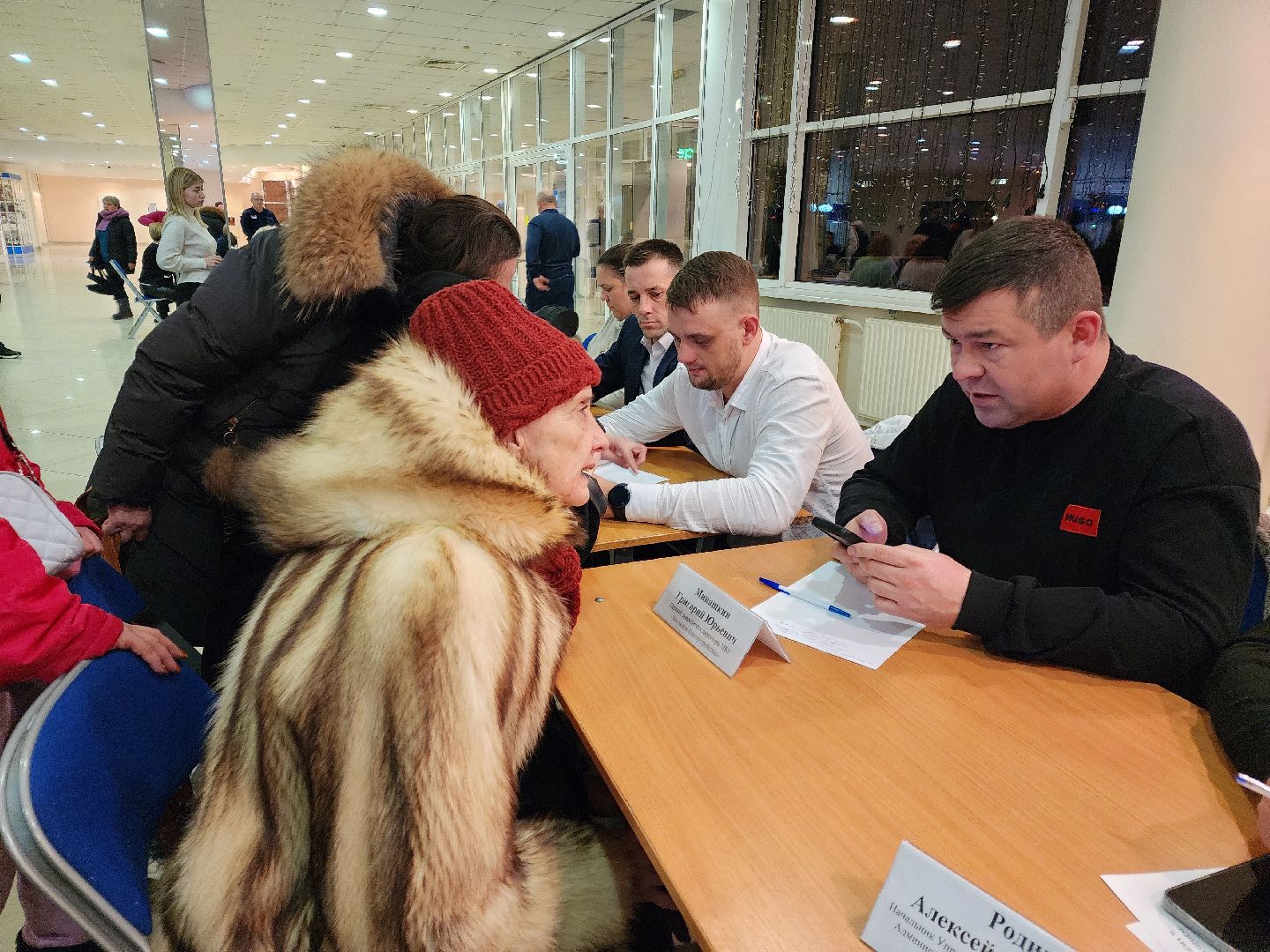 Чехов, дворец спорта олимпийский, выездная администрация, встреча с жителями, обращения граждан, Вокзальная площадь 2, опилить деревья, удалить аварийные деревья, сухостойные деревья, содержание придомовой территории,