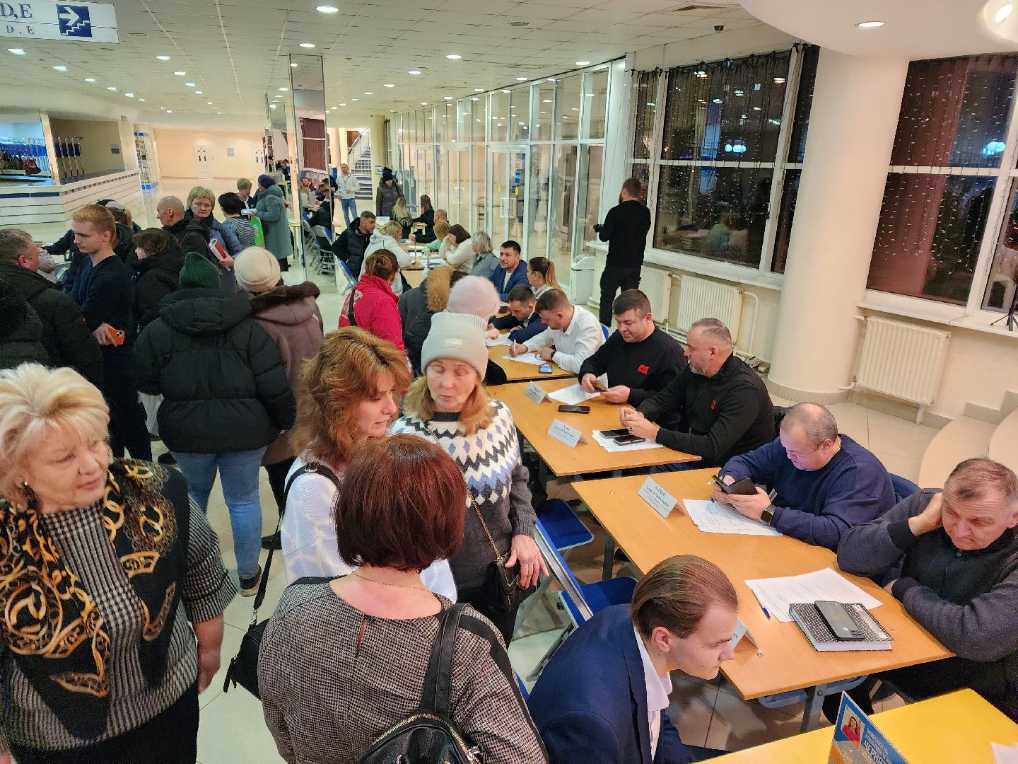 Чехов, дворец спорта олимпийский, выездная администрация, встреча с жителями, обращения граждан, Вокзальная площадь 2, опилить деревья, удалить аварийные деревья, сухостойные деревья, содержание придомовой территории,