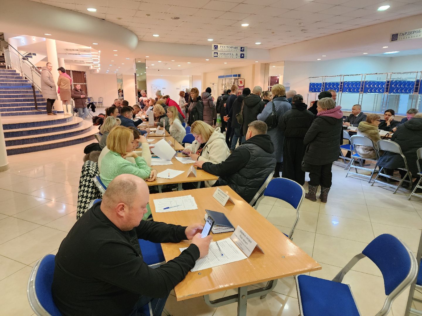 Чехов, дворец спорта олимпийский, выездная администрация, встреча с жителями, обращения граждан, Вокзальная площадь 2, опилить деревья, удалить аварийные деревья, сухостойные деревья, содержание придомовой территории,