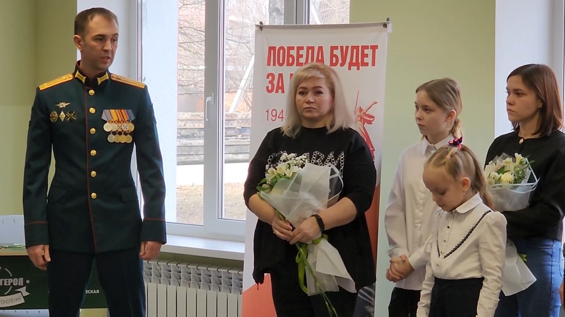 вертикалки, Парта героя сво, Дети, Открытие парты героя в Бронницах,