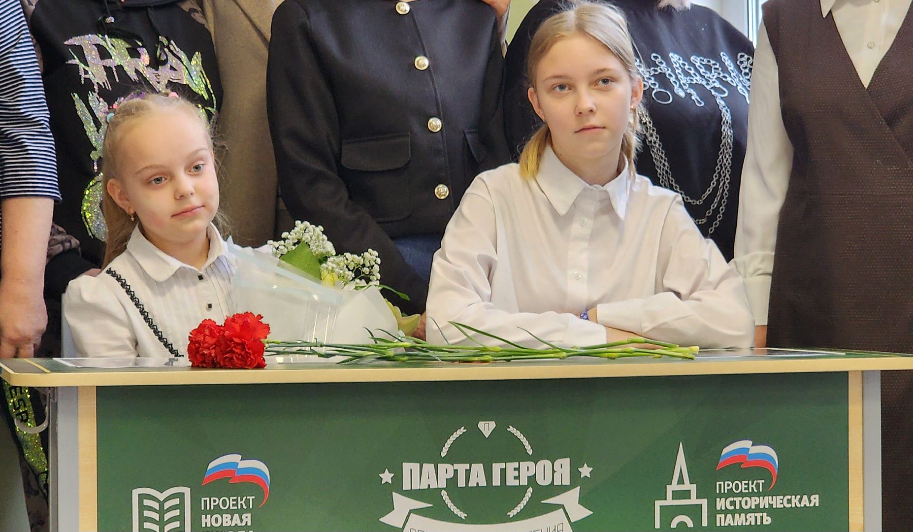 вертикалки, Парта героя сво, Дети, Открытие парты героя в Бронницах,