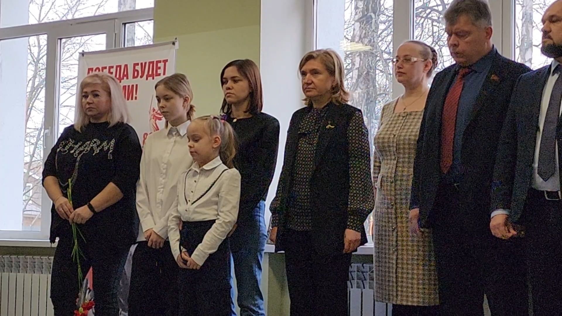 вертикалки, Парта героя сво, Дети, Открытие парты героя в Бронницах,