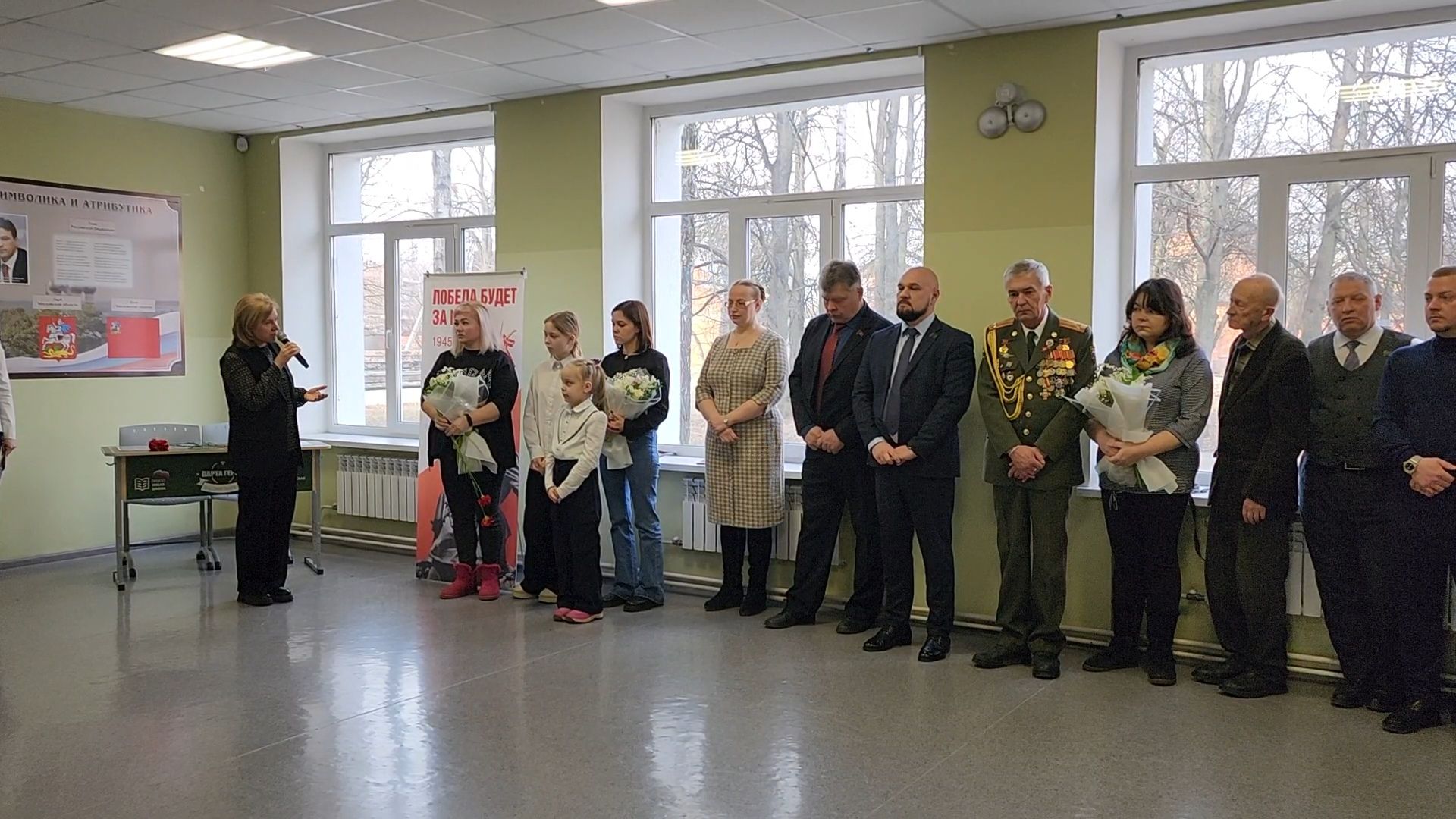 вертикалки, Парта героя сво, Дети, Открытие парты героя в Бронницах,