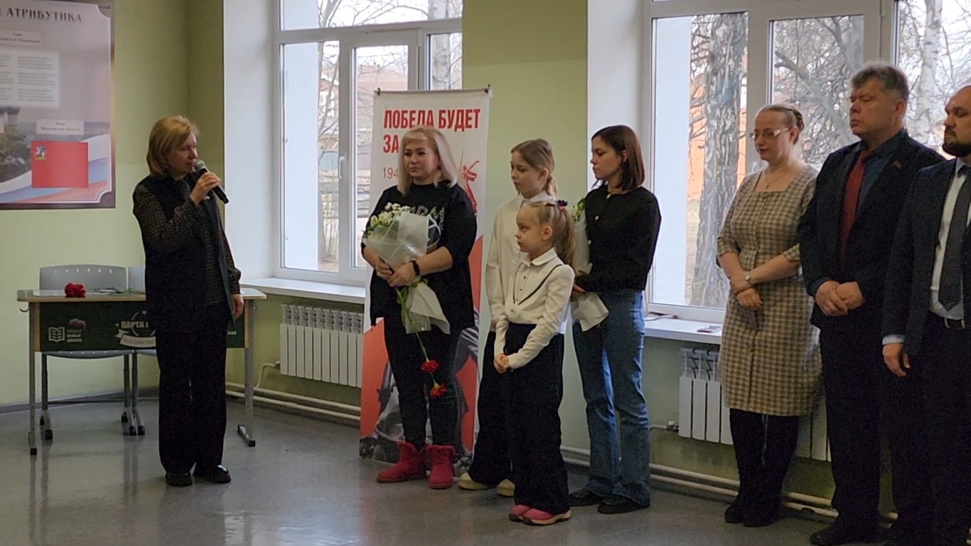 вертикалки, Парта героя сво, Дети, Открытие парты героя в Бронницах,