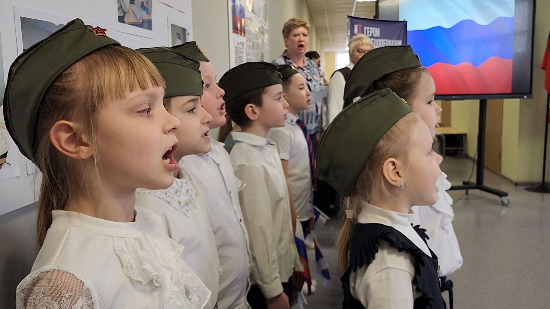 вертикалки, Парта героя сво, Дети, Открытие парты героя в Бронницах,