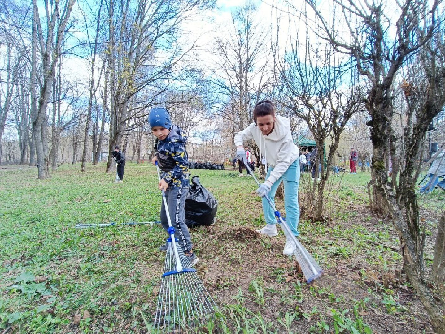 Можайск, Можайский городской округ, Подмосковье, субботник, семья, уборка территории, областной субботник