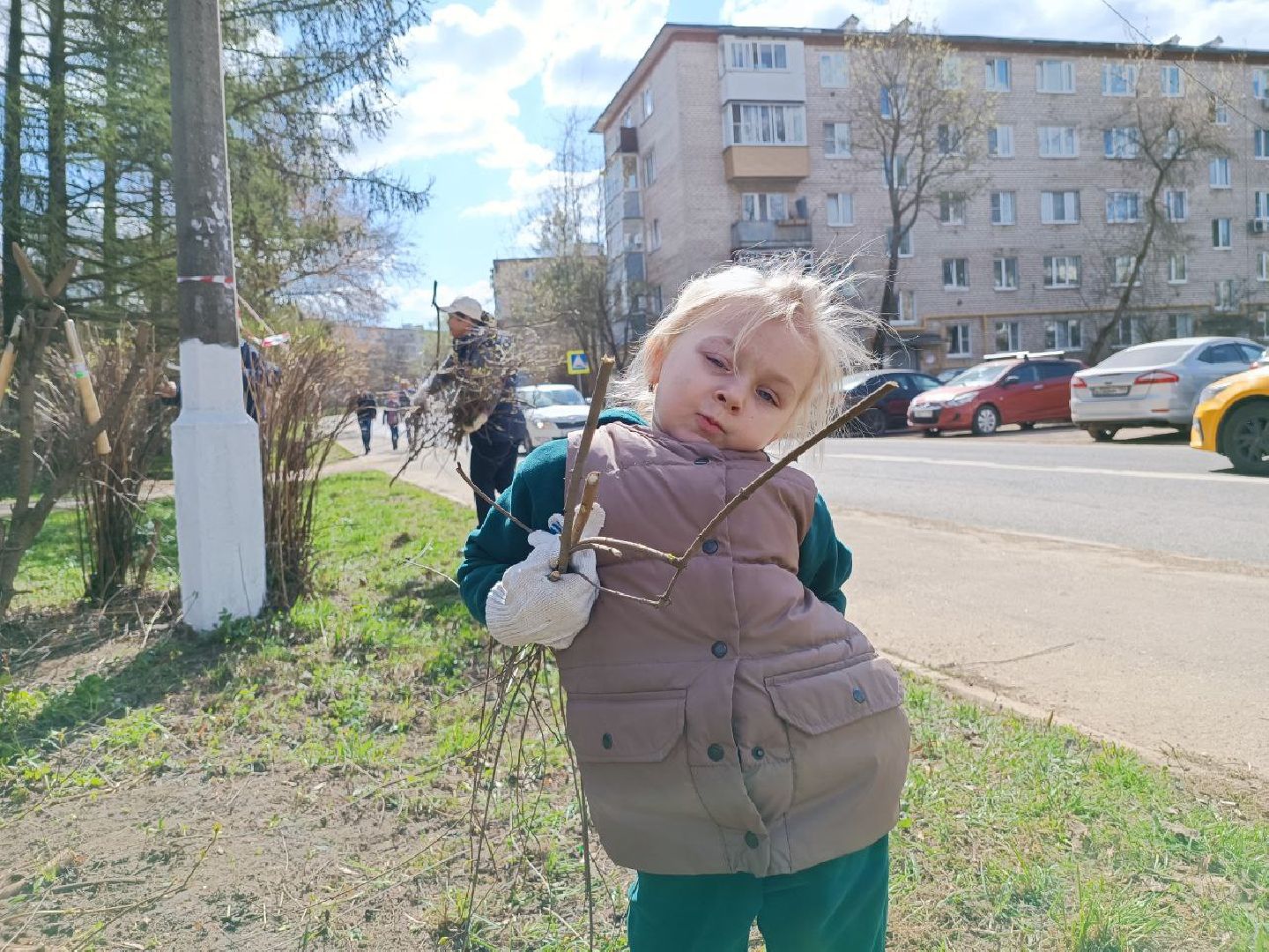 Можайск, Можайский городской округ, Подмосковье, субботник, дети, семья, уборка территории, самая маленькая участница