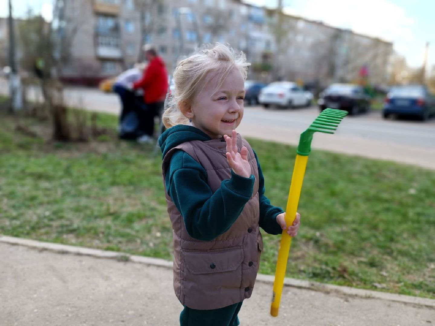 Можайск, Можайский городской округ, Подмосковье, субботник, дети, семья, уборка территории, самая маленькая участница