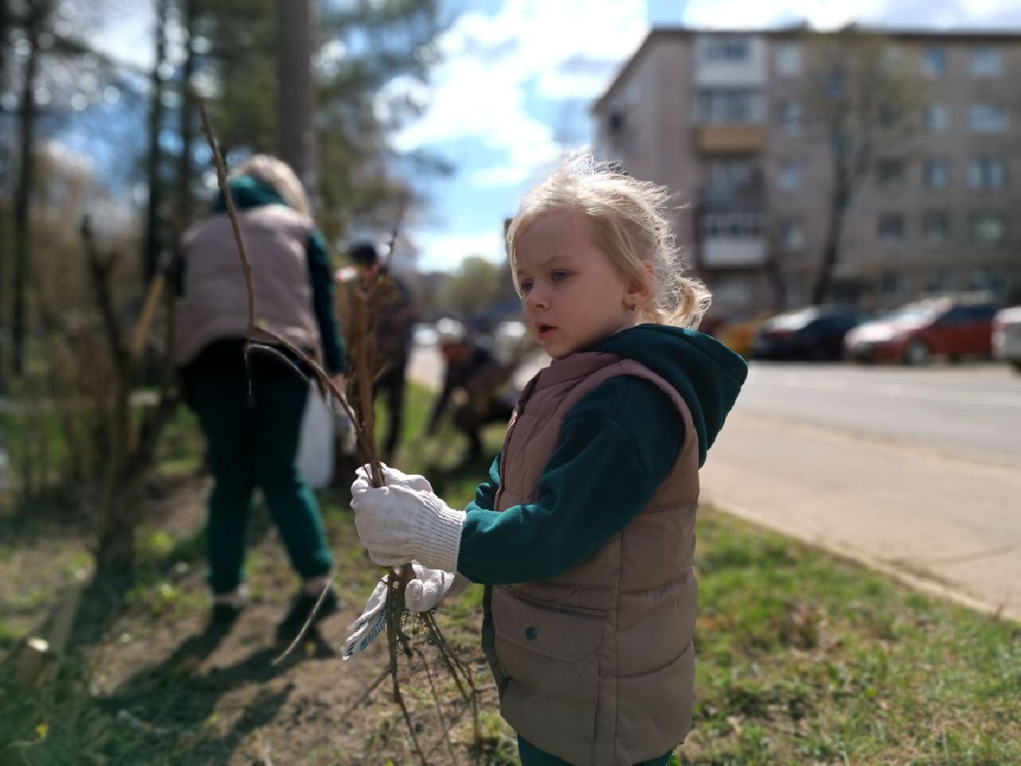 Можайск, Можайский городской округ, Подмосковье, субботник, дети, семья, уборка территории, самая маленькая участница