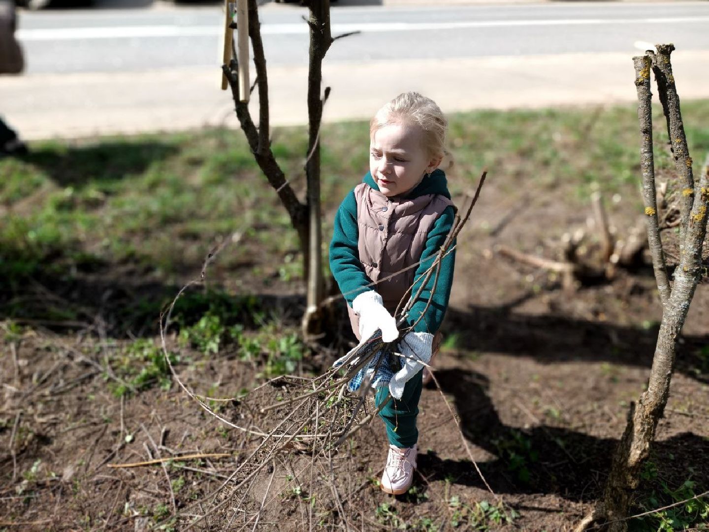 Можайск, Можайский городской округ, Подмосковье, субботник, дети, семья, уборка территории, самая маленькая участница