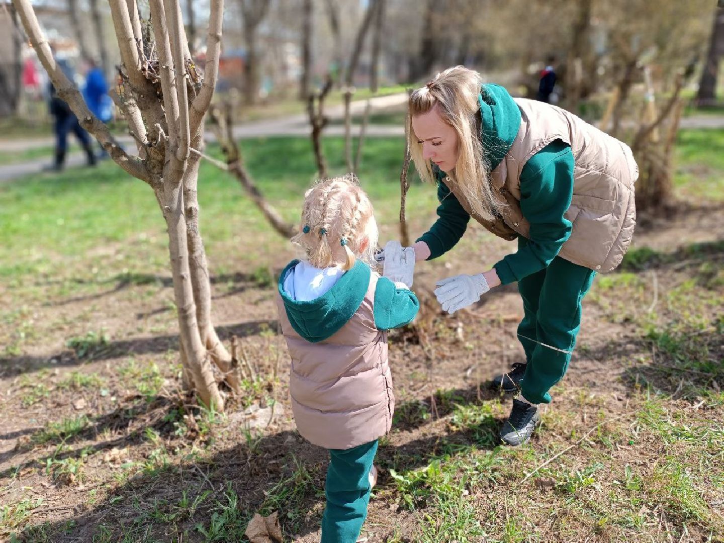 Можайск, Можайский городской округ, Подмосковье, субботник, дети, семья, уборка территории, самая маленькая участница