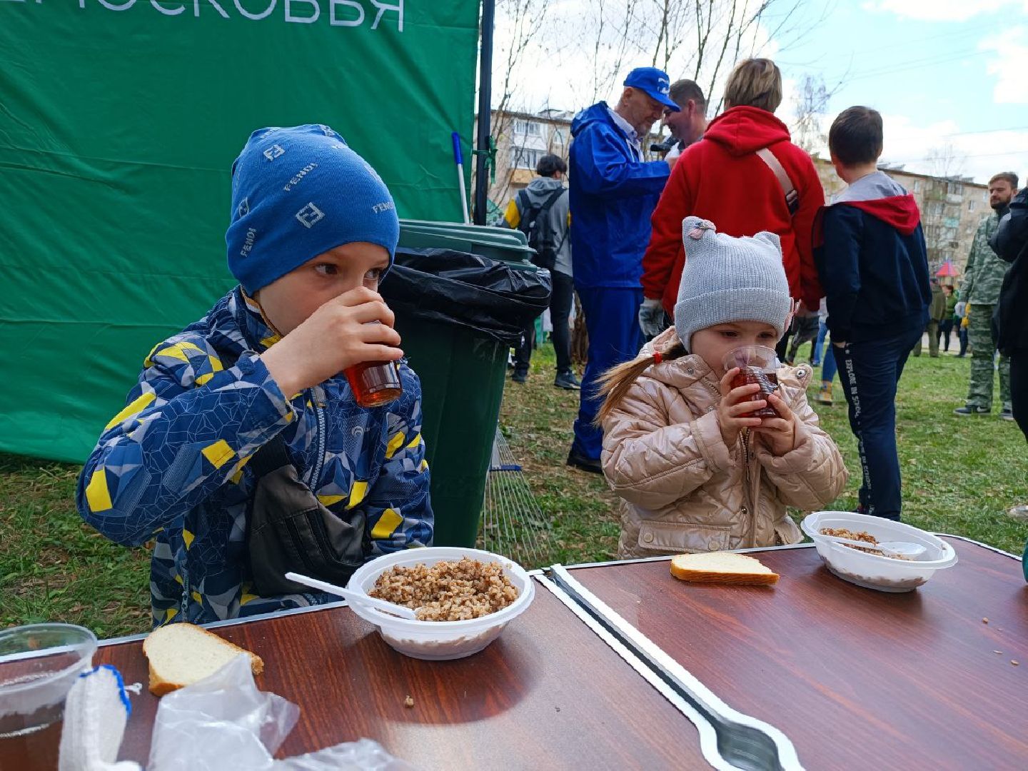 Можайск, Можайский городской округ, Подмосковье, субботник, солдатская каша, чай, уборка территории, жители