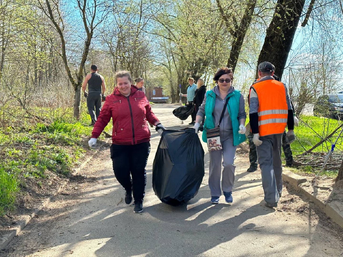 Можайск, Можайский городской округ, Подмосковье, субботник, областной субботник, жители, уборка территории