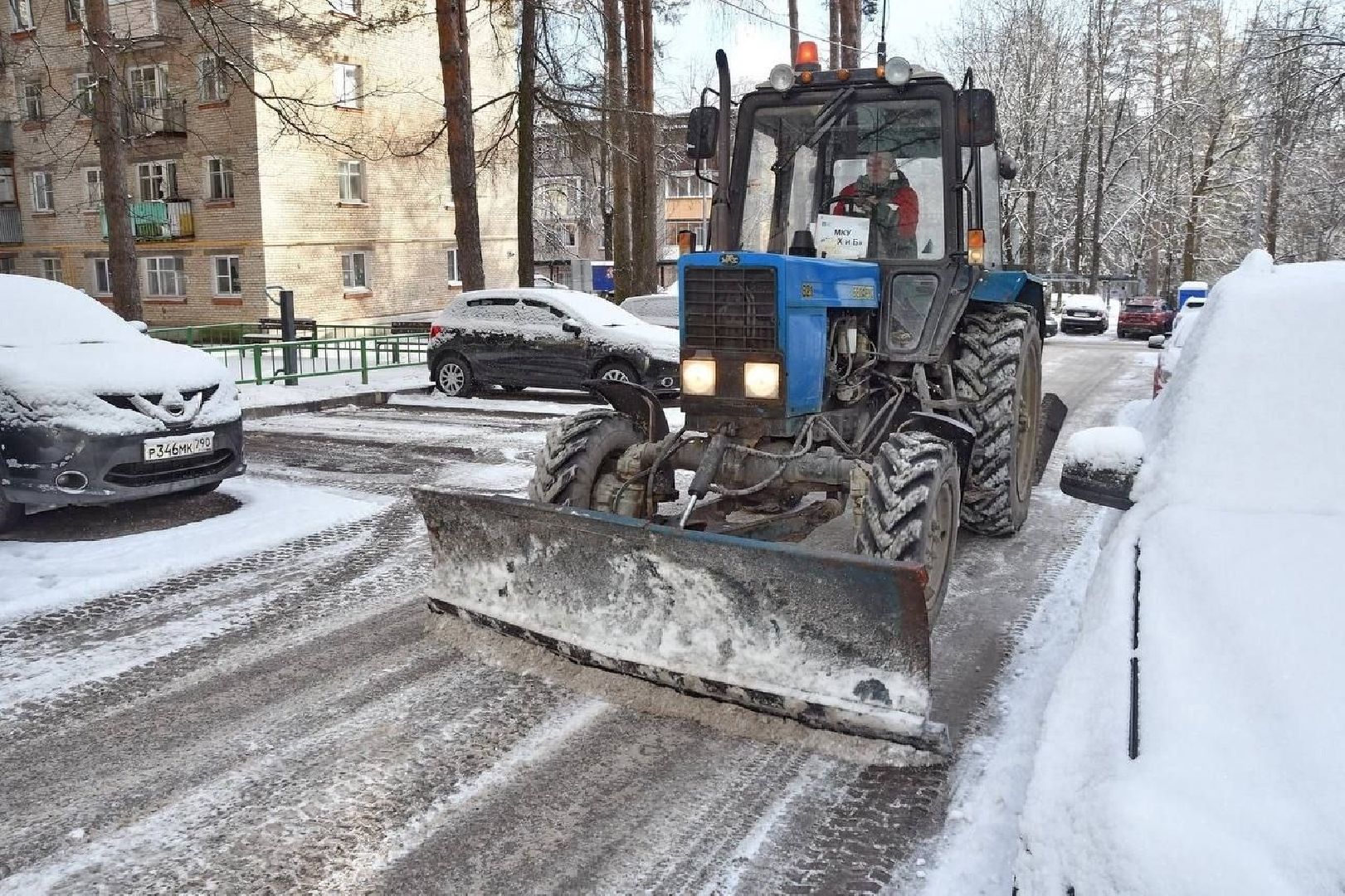 зима во Власихе, вертикалки, уборка во дворах, Власиха Заозерный, парковка Власиха,