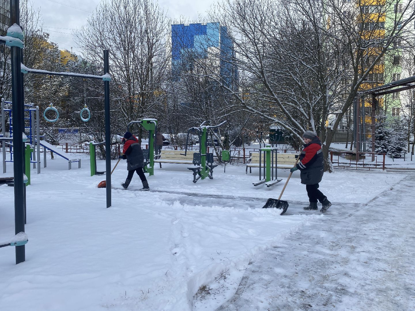 зима во Власихе, вертикалки, уборка во дворах, Власиха Заозерный, парковка Власиха,