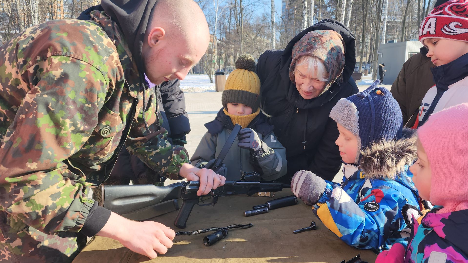 пушкино, центральный парк, автомат, сборка оружия, мастер класс, патриотическое воспитание молодежи,