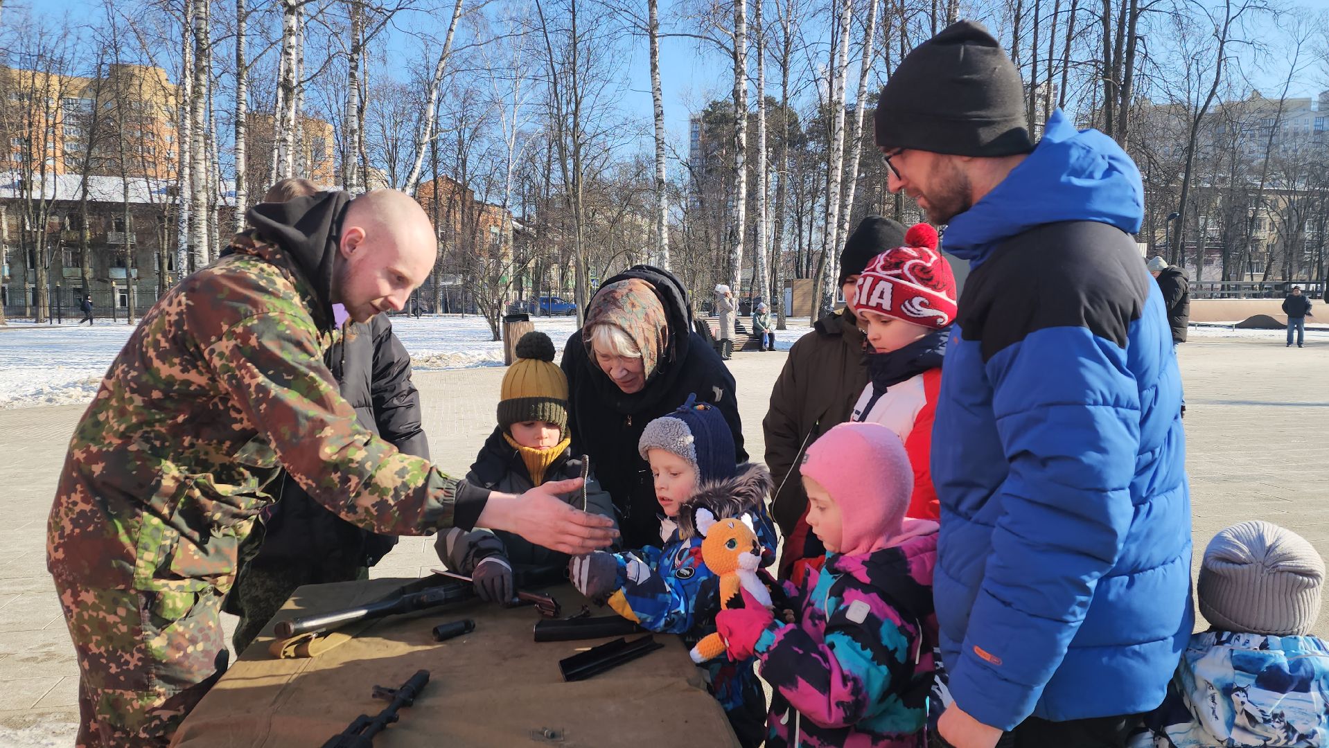 пушкино, центральный парк, автомат, сборка оружия, мастер класс, патриотическое воспитание молодежи,