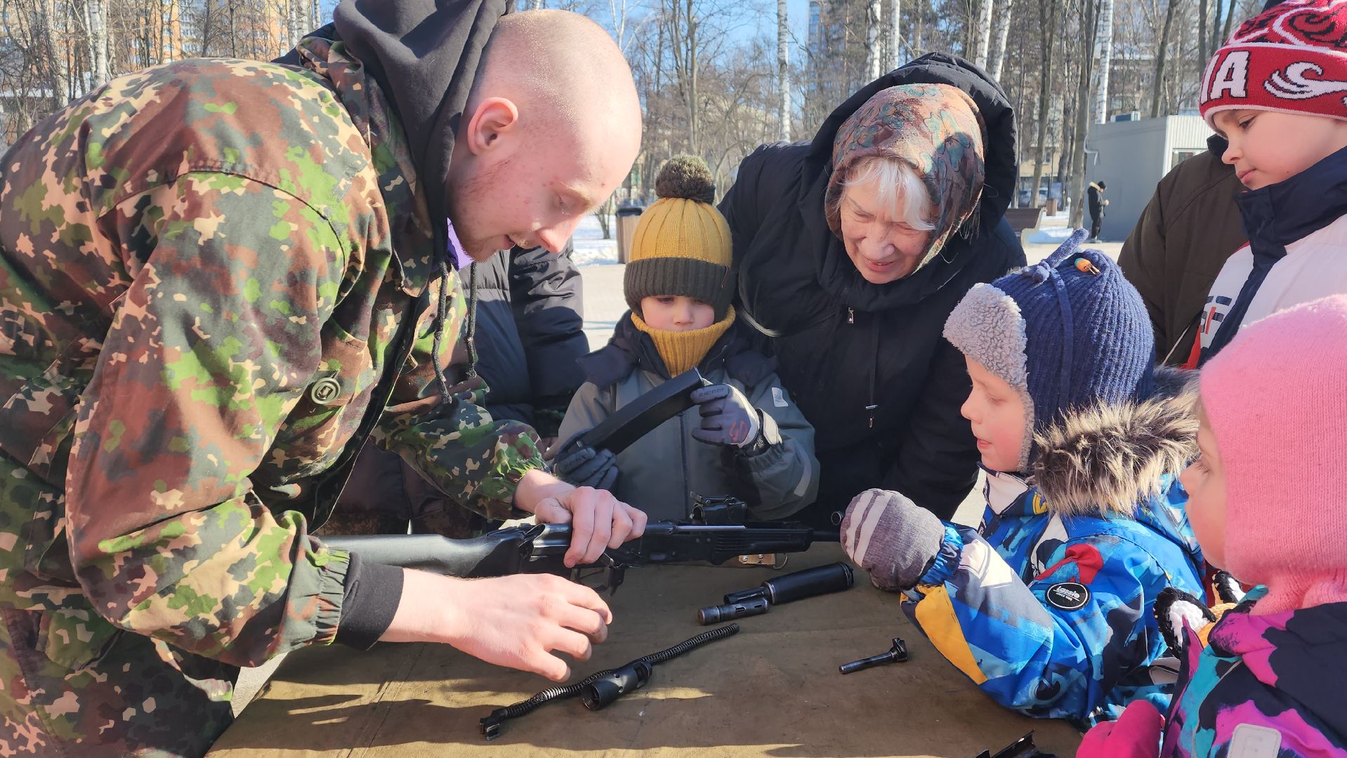 пушкино, центральный парк, автомат, сборка оружия, мастер класс, патриотическое воспитание молодежи,