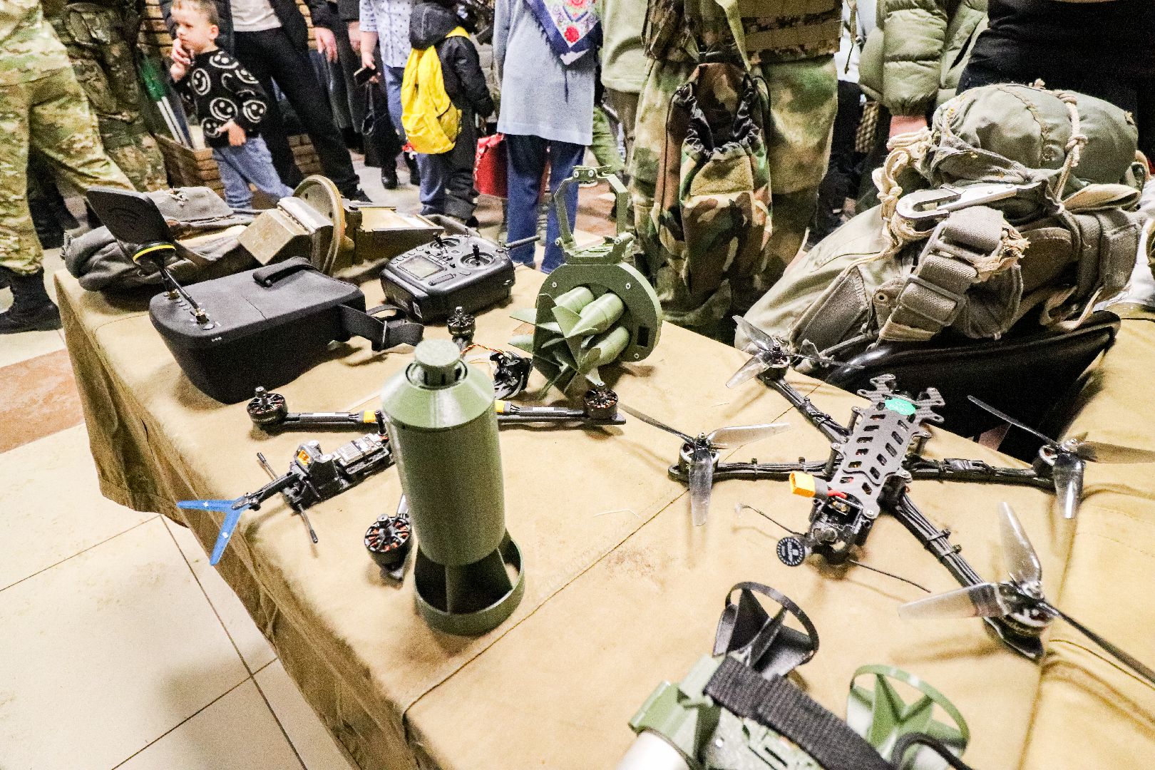 Клин, общество, выставка вооружения, люди, оружие, вертикалки,