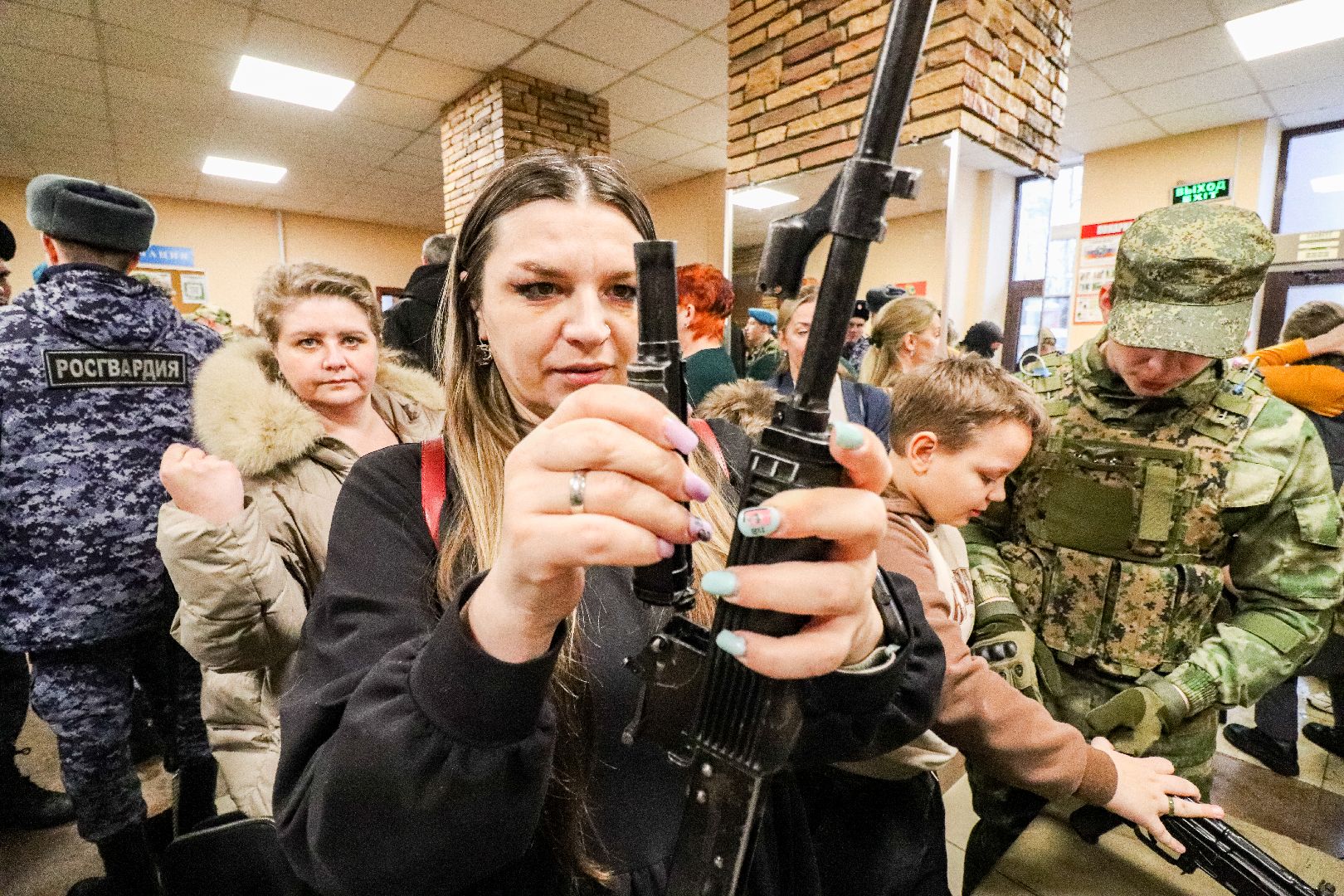 Клин, общество, выставка вооружения, люди, оружие, вертикалки,