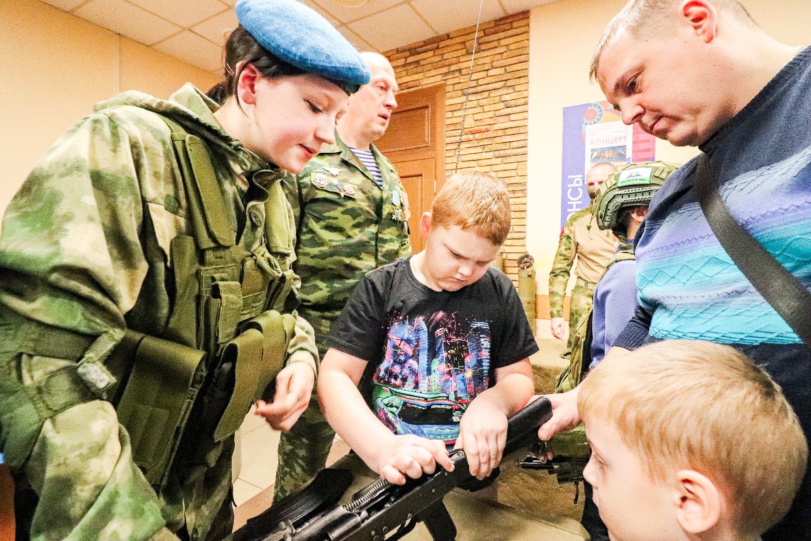 Клин, общество, выставка вооружения, люди, оружие, вертикалки,