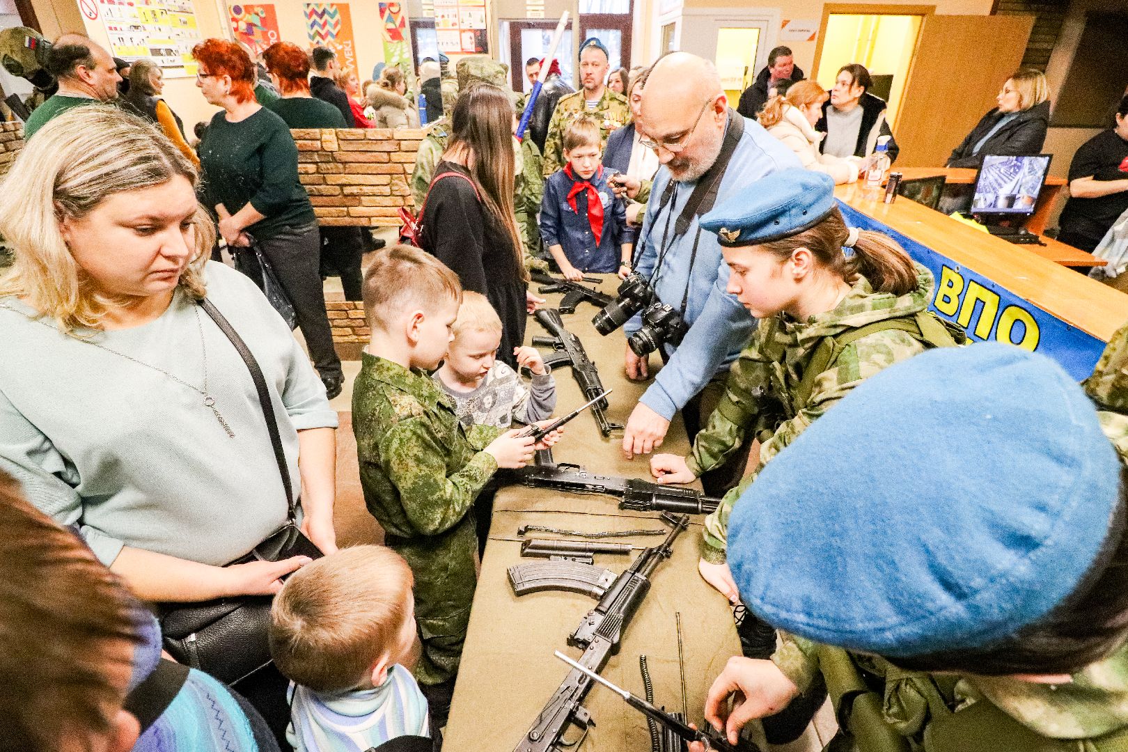 Клин, общество, выставка вооружения, люди, оружие, вертикалки,