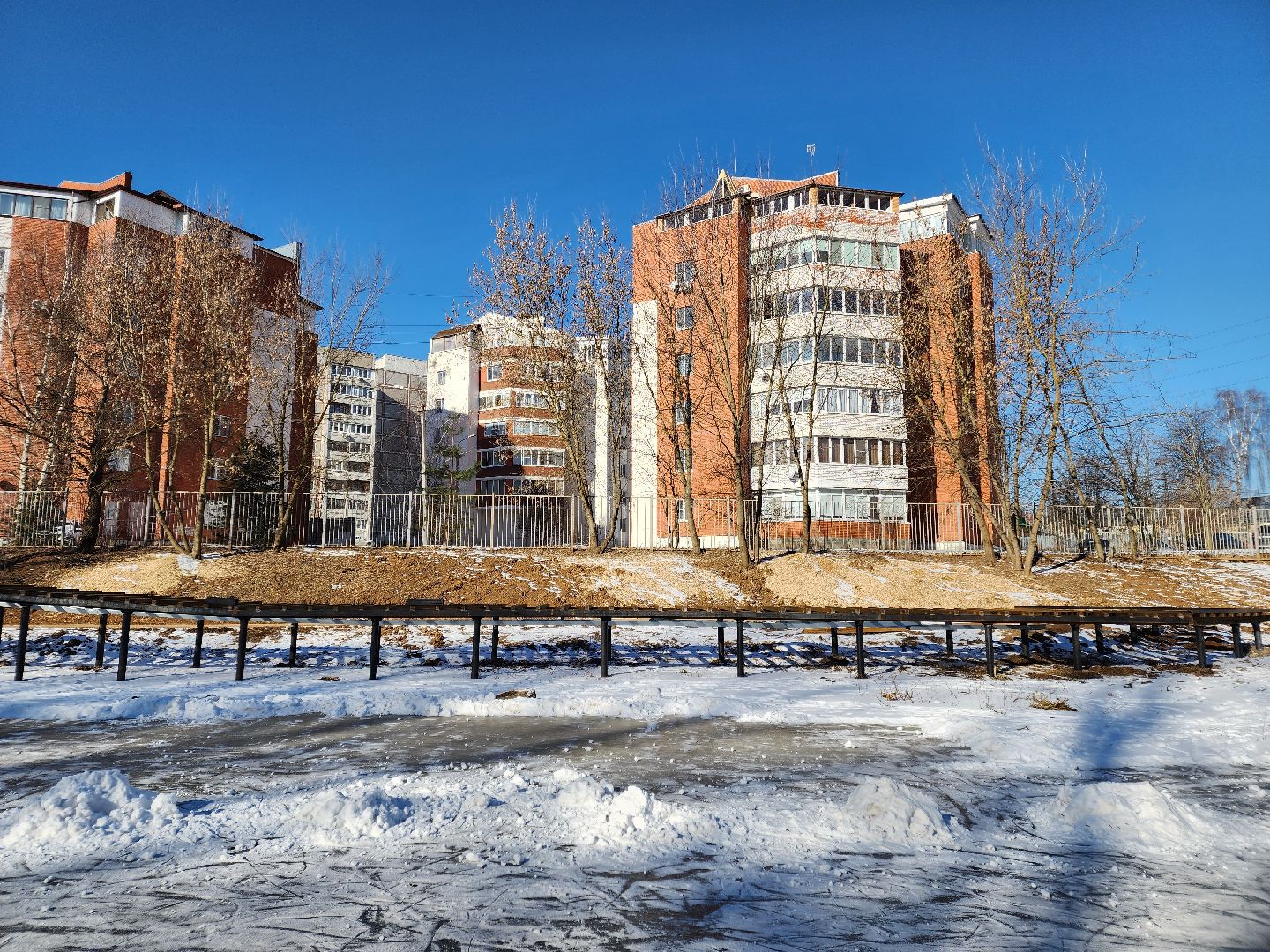 Чехов, улица Береговая, набережная реки Теребенка, благоустройство, обновление, реконструкция, металлические каркасы, пешеходные настилы, пирс, госпрограмма московской области, формирование комфортной городской среды, глава округа Михаил Собакин, нацпроект жилье и городская среда, вертикалки,