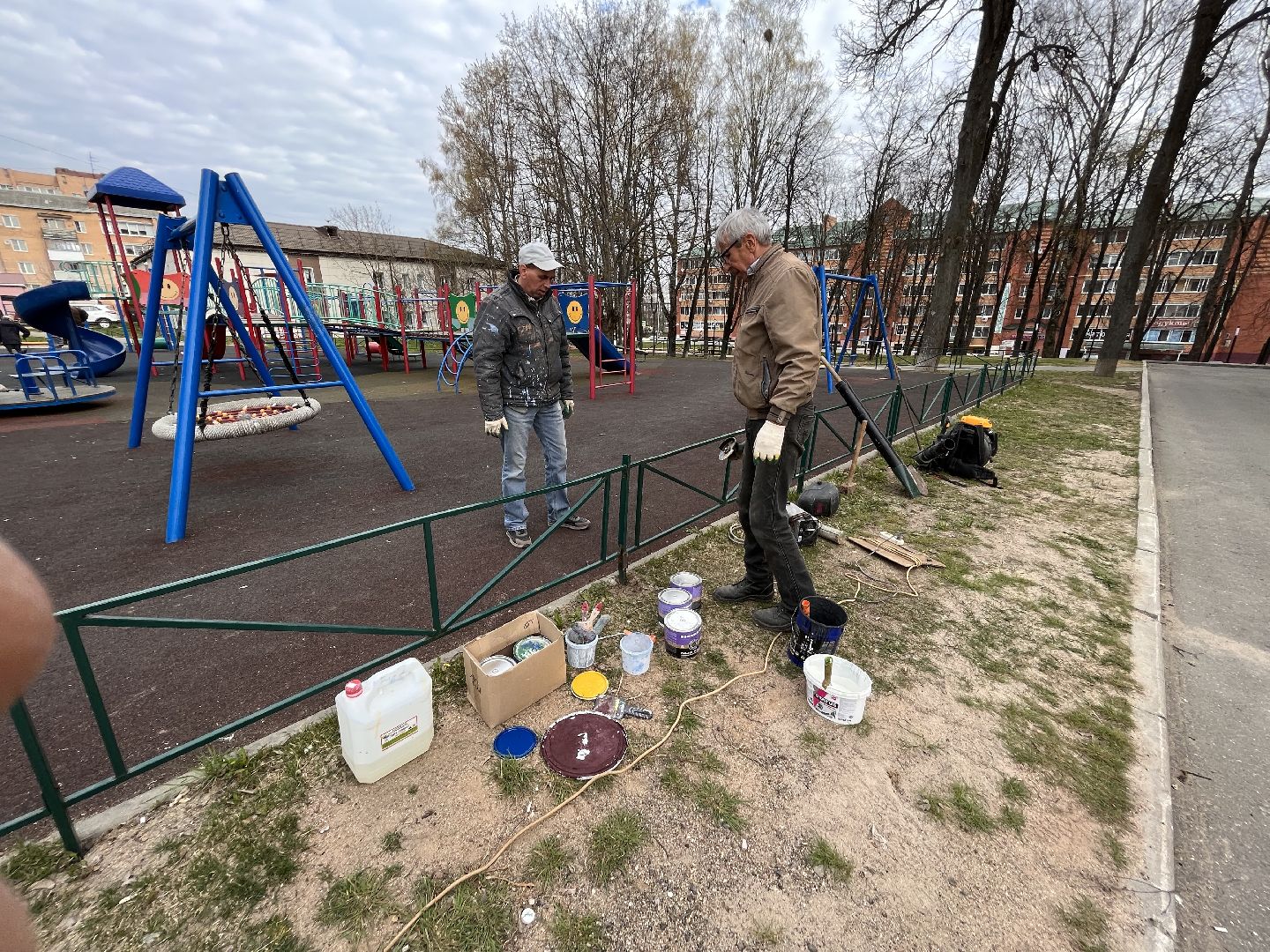 Шаховская, детская площадка, покраска