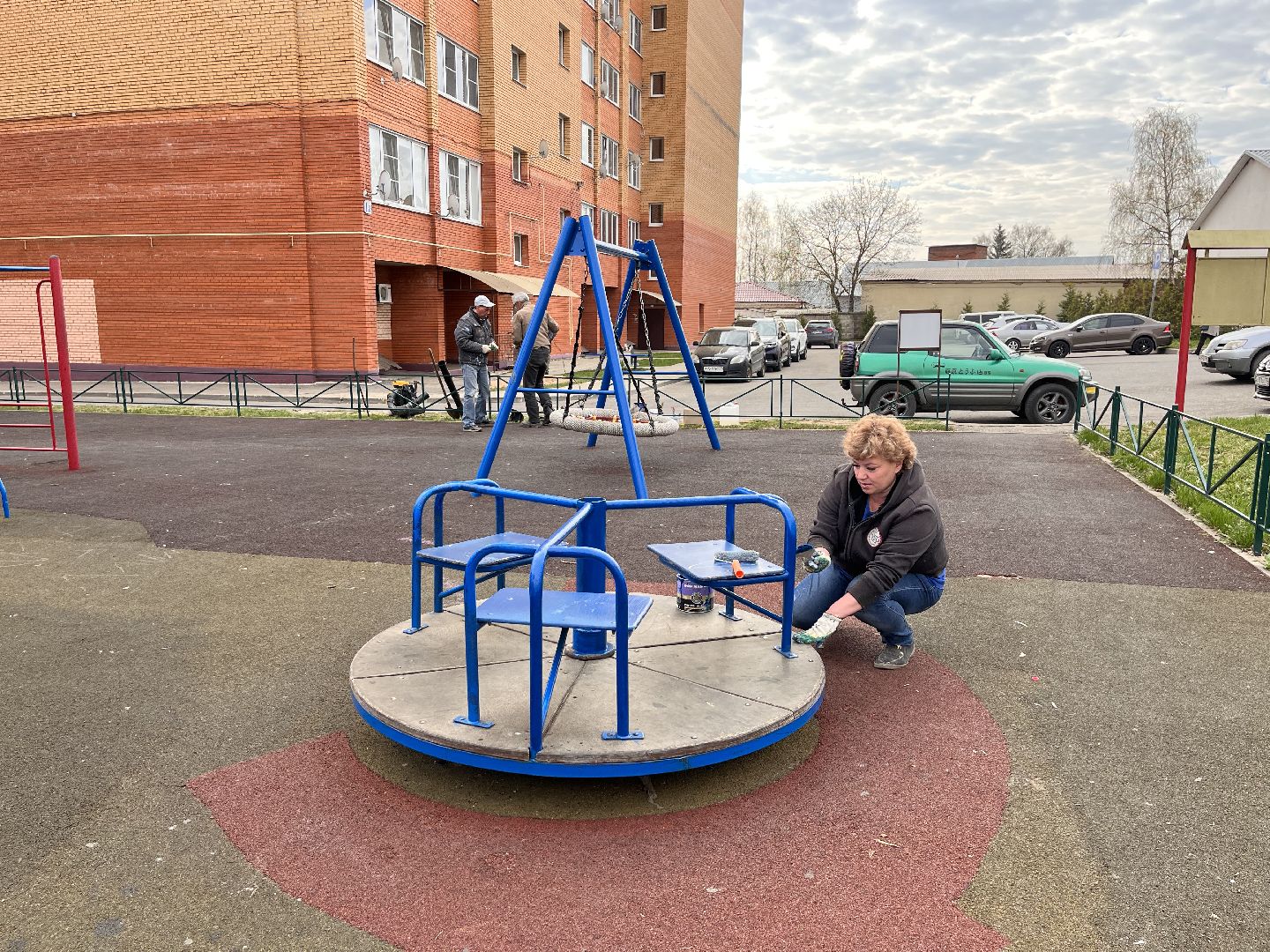 Шаховская, детская площадка, покраска
