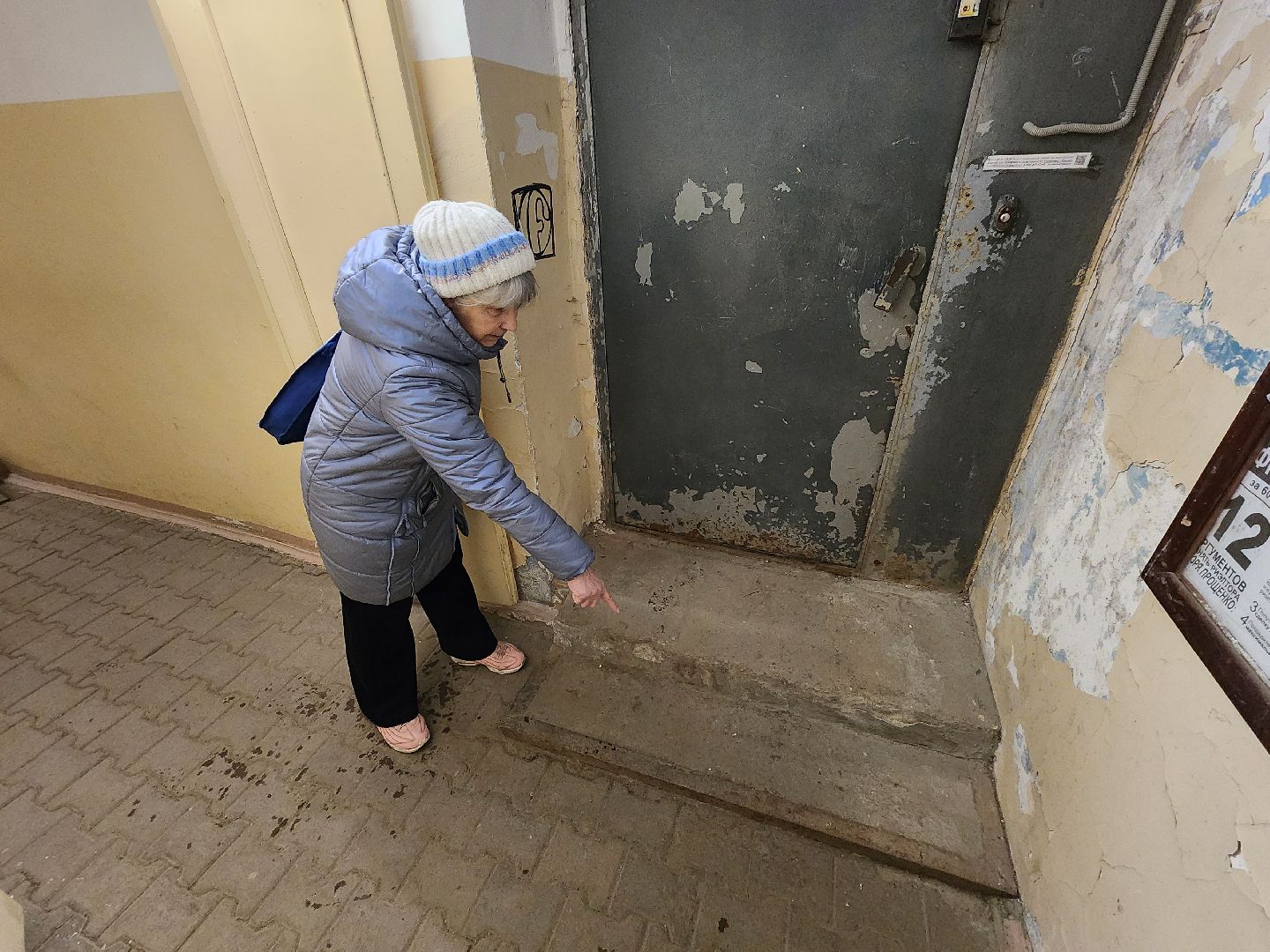 Чехов, микрорайон Венюково, выездная администрация, встреча с жителями, обращения граждан, улица Чехова, входная группа, ступеньки, входная дверь, тамбур, потолок и стены, текущий ремонт, обновление, управляющая компания, содержание дома,