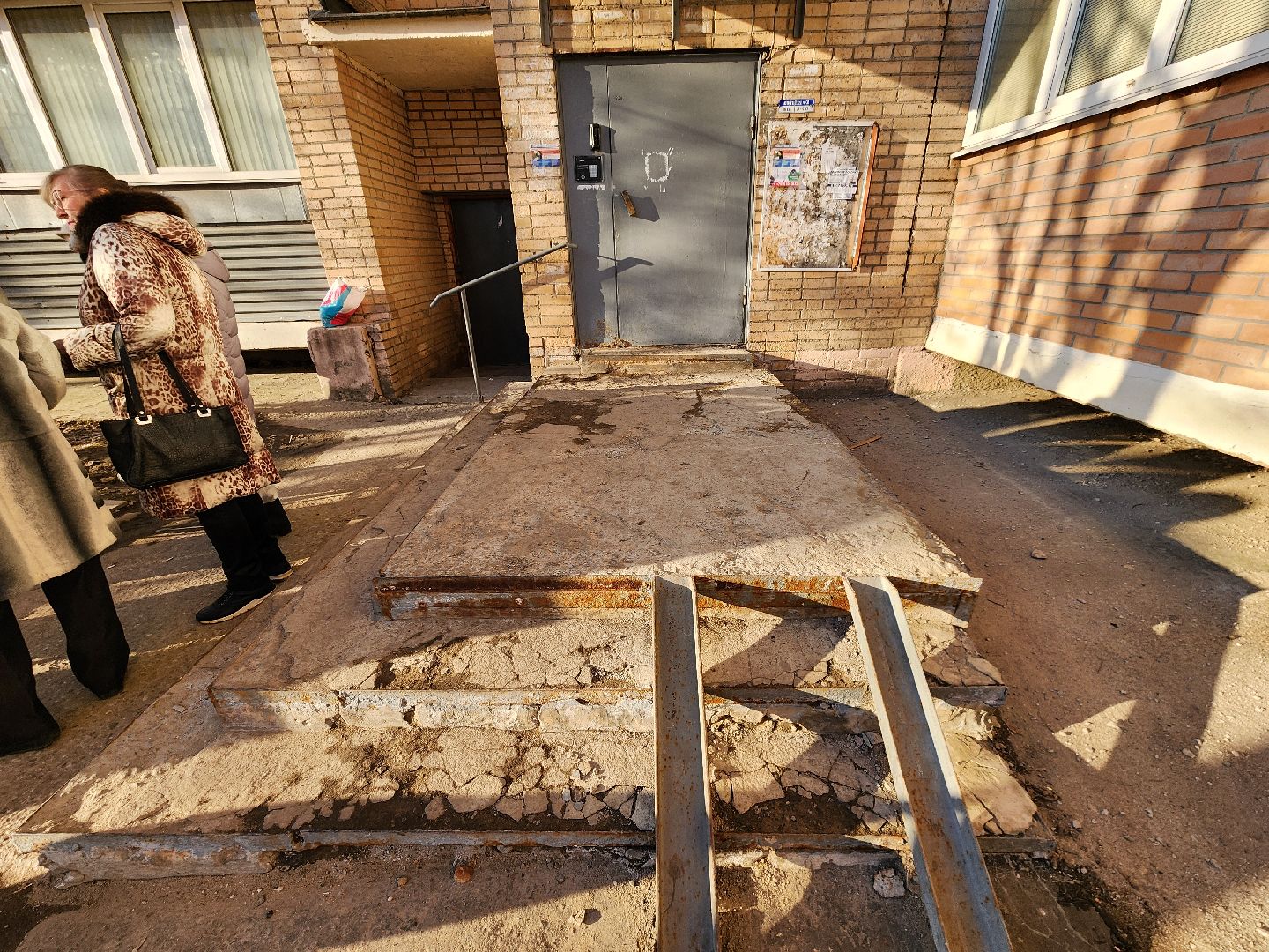 Чехов, микрорайон Венюково, выездная администрация, встреча с жителями, обращения граждан, улица Чехова, входная группа, ступеньки, входная дверь, тамбур, потолок и стены, текущий ремонт, обновление, управляющая компания, содержание дома,